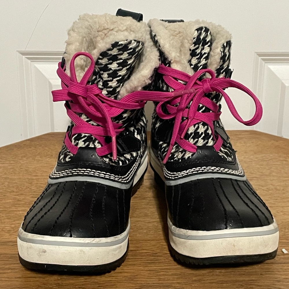 Sorel Black and White Houndstooth Boots with Pink Accents Woman’s Size 6 - Picture 5 of 10